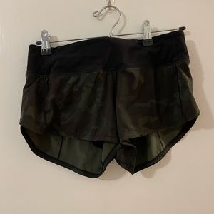 Lululemon Hotty Hot shorts green camouflage size 4 & 2.5 in.